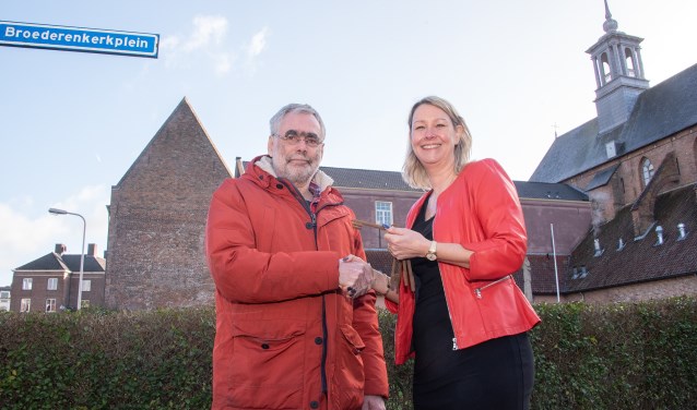 Anton de Lange ontving de sleutel van het Broederenklooster uit handen van wethouder Laura Werger. Foto: Willem Feith