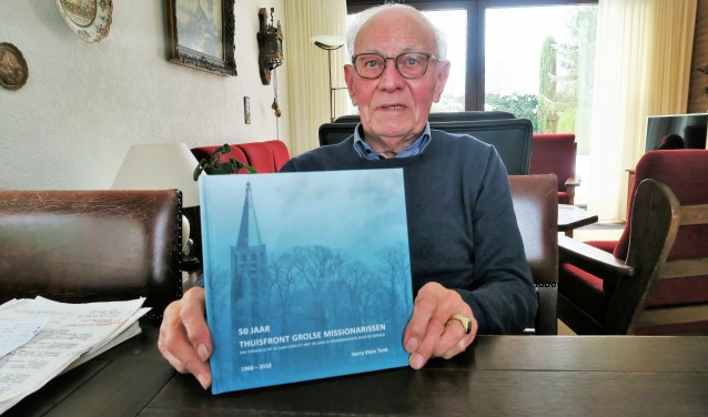 Harry Klein Tank toont het boek ’50 jaar Thuisfront Grolse missionarissen’. Foto: Theo Huijskes