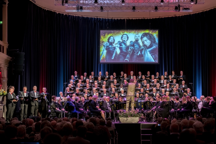 Het Ettens Mannenkoor met orkest en solisten  tijdens het concert op 16 februari in Zutphen