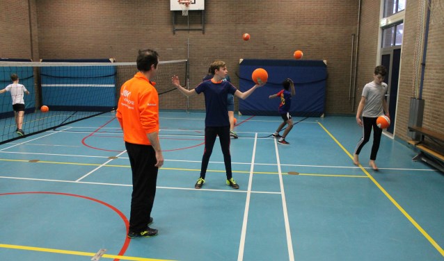 De leerlingen van 't Assink in actie bij smashbal. Foto: PR