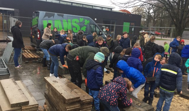 De kinderen helpen flink mee. Foto: PR