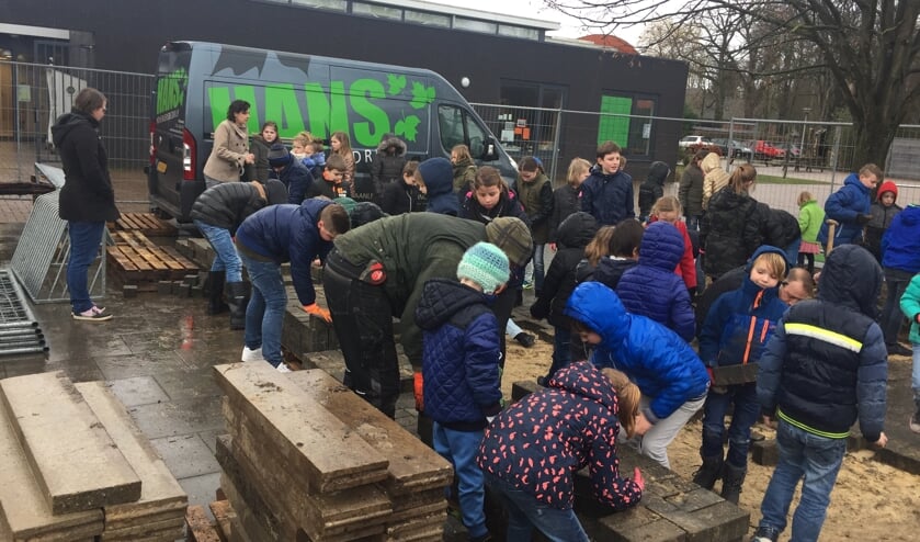 De kinderen helpen flink mee. Foto: PR