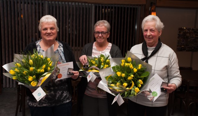 Jubilarissen (v.l.n.r.) Trees Memelink, Oda Nijenhuis en Annie Helmink (Hermien Bremer was afwezig). Foto: Paul Harmelink