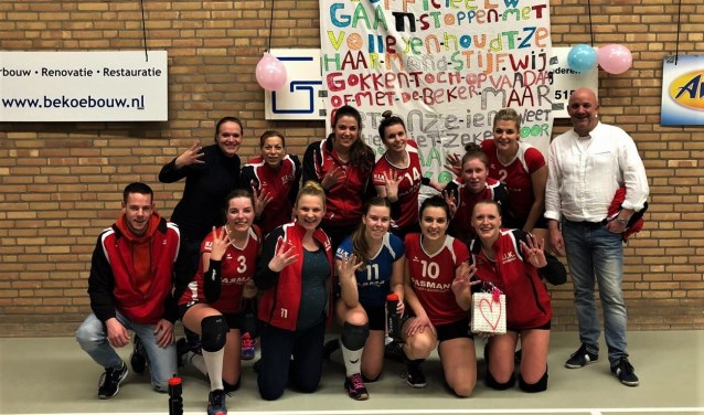 Het volleybalteam WIK dames 1 is blij met de vier punten die ze binnengehaald heeft. Foto: PR