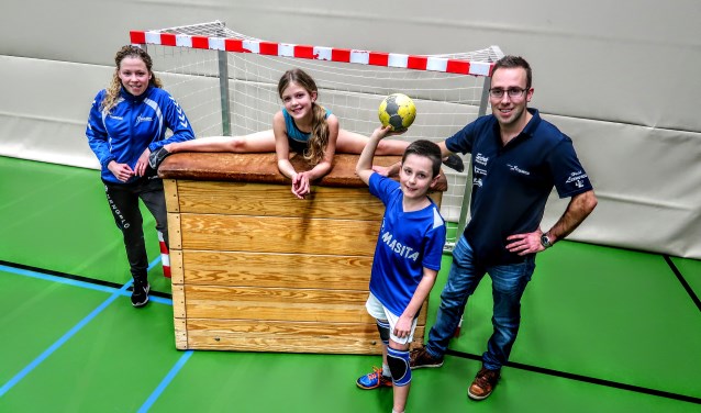 Gymlerares Joyce Lieverdink en gymnaste Nikki van Aken van Achilles met naast hen handballer Kaj Harmsen en jeugdbegeleider Rob Wentink van Quintus. Foto: Luuk Stam