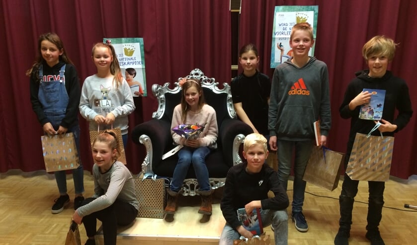Deelnemers Nationale Voorleeswedstrijd 2019 Borculo met winnaar Eva Wystrach in de stoel. Foto: PR Bibliotheek