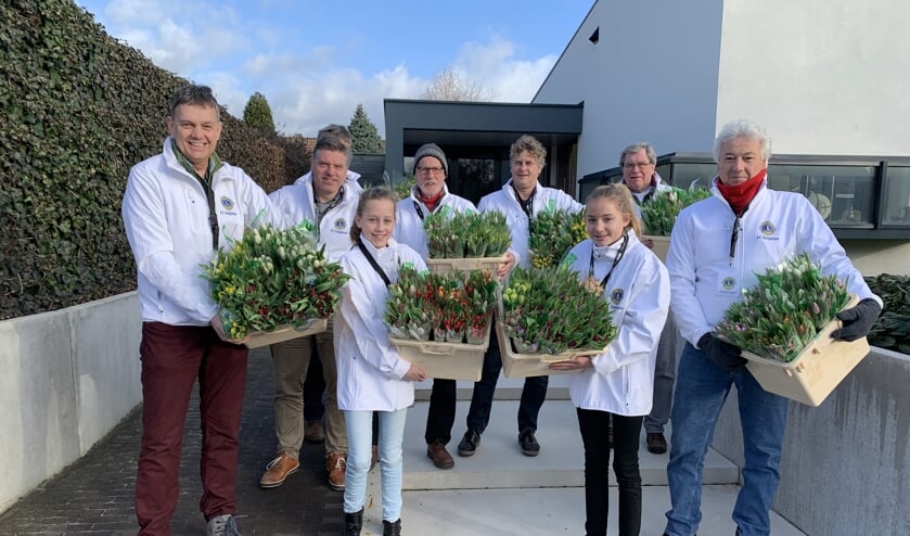 Iedere zaterdag in februari is de Lionsclub Zutphen actief met de tulpenverkoop. Foto: PR