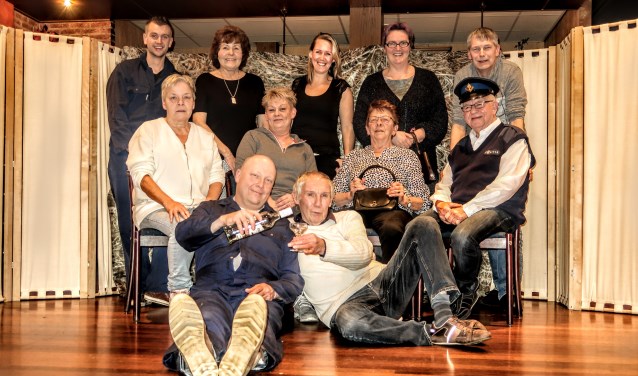 De leden van de Hengelose toneelvereniging repeteren wekelijks in zaal Leemreis. Foto: Luuk Stam
