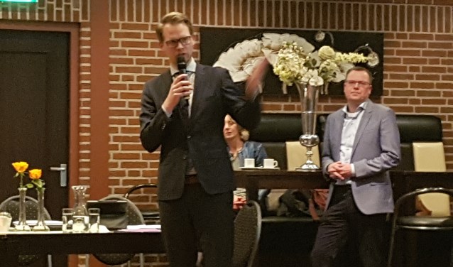 Wethouder Bart Porskamp geeft uitleg over de vervolgstappen. Rechts achter hem Wim Halfman van ODA.