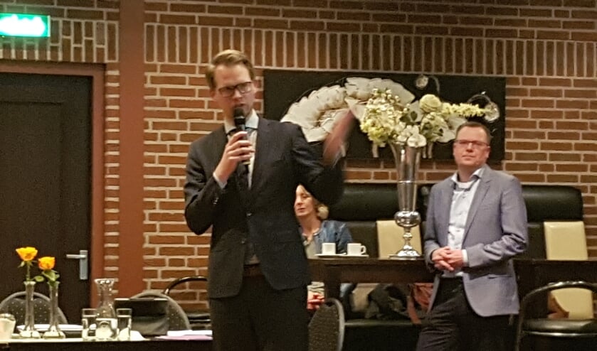 Wethouder Bart Porskamp geeft uitleg over de vervolgstappen. Rechts achter hem Wim Halfman van ODA.