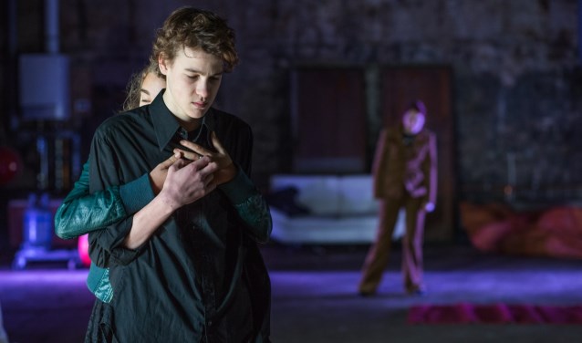Het publiek wordt meegenomen in de tragische liefdesgeschiedenis van Hamlet en Ophelia in de wereld van vandaag. Foto: Afke Manshanden