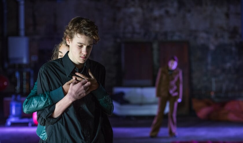 Het publiek wordt meegenomen in de tragische liefdesgeschiedenis van Hamlet en Ophelia in de wereld van vandaag. Foto: Afke Manshanden