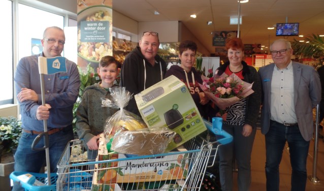 De gelukkige winnares Gerda Dekkers-Beijenhof (derde rechts) samen met Fred Weijers, Stan en Marcel Dekkers, Nancy Weevers en Wilbert Grotenhuys. Foto: Jan Hendriksen.