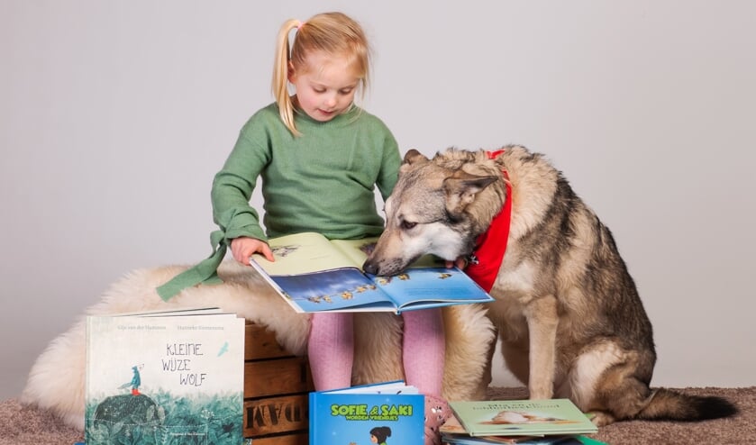 Daantje, de voorleeshond, laat zich graag voorlezen. Foto: PR