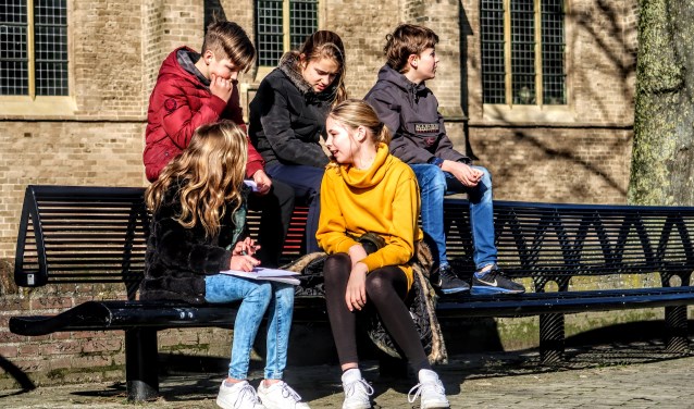 Hengelose kinderen denken donderdagmiddag na over antwoorden op de vraag: hoe kunnen we ons dorp nog mooier maken? Foto: Luuk Stam