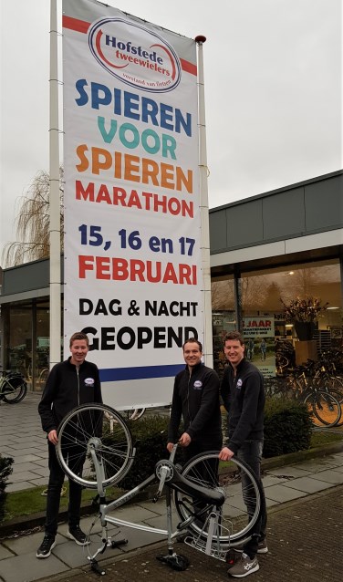Enkele werknemers van Hofstede die aan de actie deelnemen. Foto: Henri Walterbos