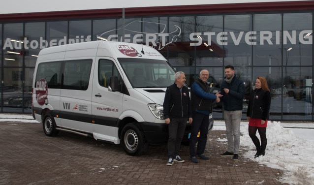 Jos van den Berg, Charly Bussink (CT busbeheer), Niek Vredegoor van Autobedrijf Steverink en Sharon van Arem, de jongste Care Travel vrijwilliger. Foto Marius Kooistra