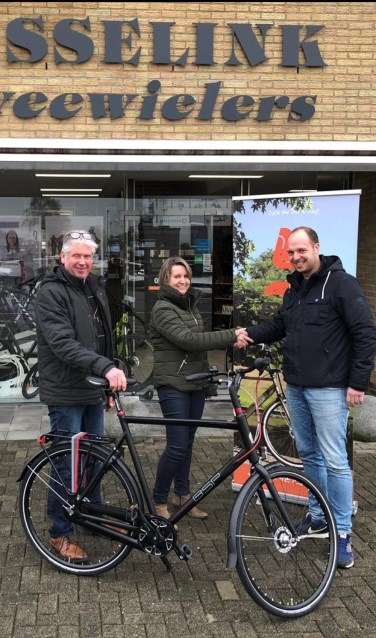 Marvin Koenders neemt zijn fiets in ontvangst. Foto: Raimond Smit