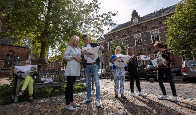 Burgemeester Annemieke Vermeulen, wethouder Mathijs ten Broeke en inwoners van Zutphen en Warnsveld lezen de Cultuurkrant Zutphen. Foto: Patrick van Gemert, Zutphens Persbureau