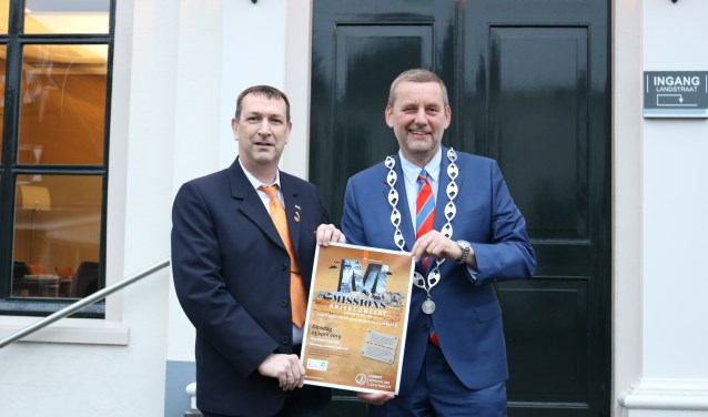 Arjan Bruggink van de VVNF en burgemeester Anton Stapelkamp. Foto: PR