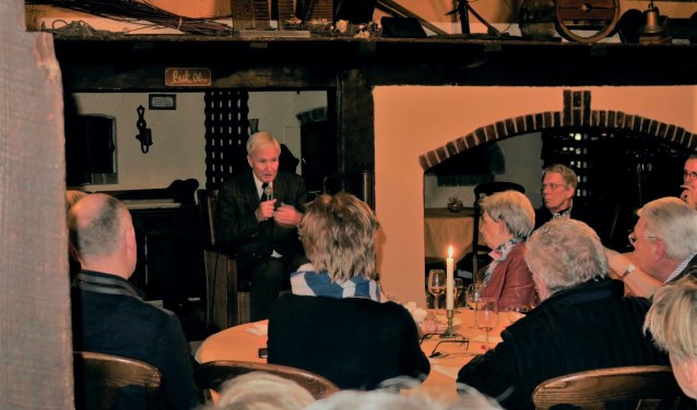 Jan Terlouw bezorgde leden Lionsclub Bronckhorst een inspirerende avond. Foto: PR