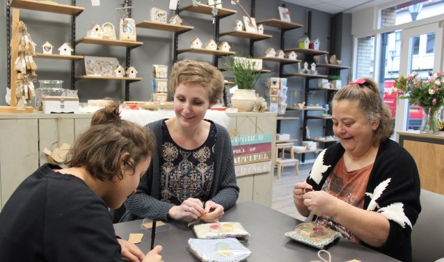 Zamani, Marianne (begeleider ’s Heeren Loo) en Pascal pakken de zelfgemaakte producten in voor de verkoop. Foto: PR
