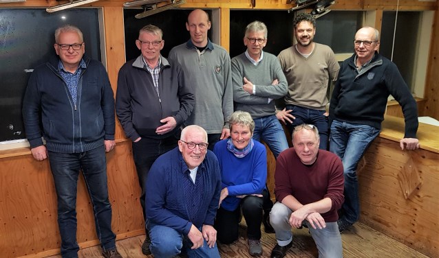 Het bestuur van de jubilerende ijsclub. Staande van links naar rechts: Harry Hebben, Jan Wolters, Evert-Jan Beeftink, Martin Nieuwenhuis, Rowdy Willemsen, Jan Berns. Knielend: Wim Peters, Martje Eggens-Postema, Willy Rutjes. Foto: Alice Rouwhorst