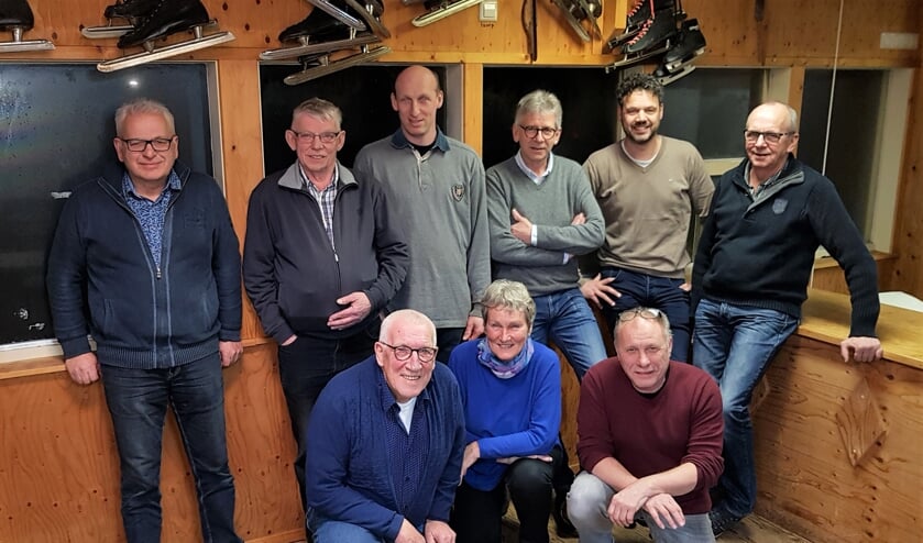Het bestuur van de jubilerende ijsclub. Staande van links naar rechts: Harry Hebben, Jan Wolters, Evert-Jan Beeftink, Martin Nieuwenhuis, Rowdy Willemsen, Jan Berns. Knielend: Wim Peters, Martje Eggens-Postema, Willy Rutjes. Foto: Alice Rouwhorst