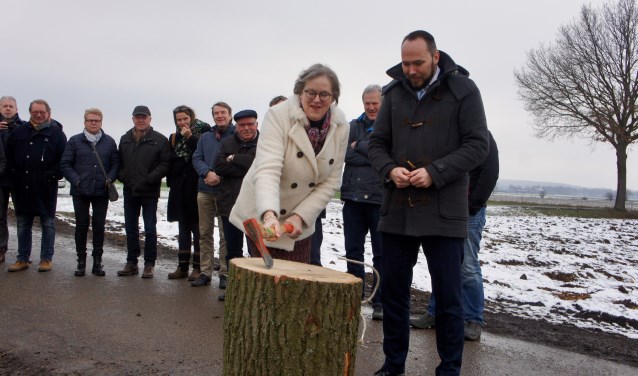Gedeputeerde Conny Bieze hakt de knoop door, bijgestaan door wethouder Oscar van Leeuwen. Foto: Susan Wiendels