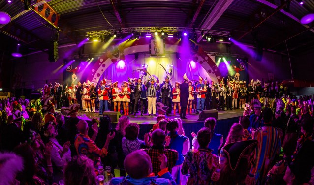Pronkzitting XL met alle prinsen en gevolgen uit de hele regio. Foto: Marco Scheurink