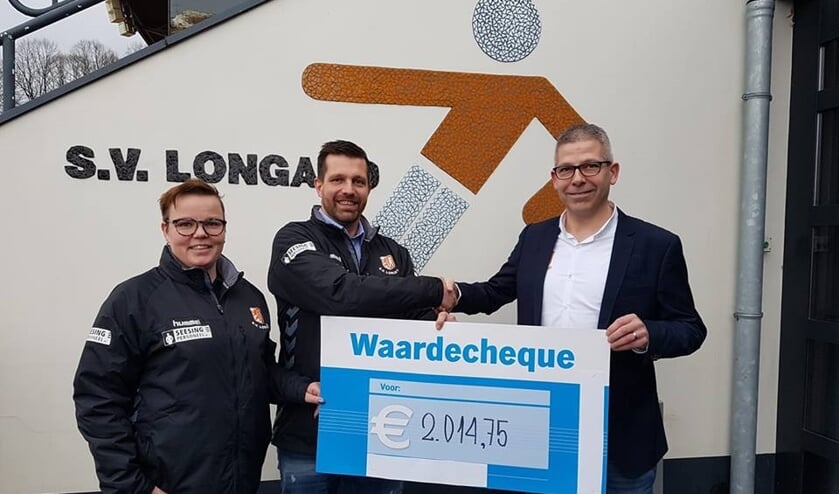 Olga Doppen en Roy van Melis overhandigen de cheque aan jeugdvoorzitter Roy Baks. Foto: PR
