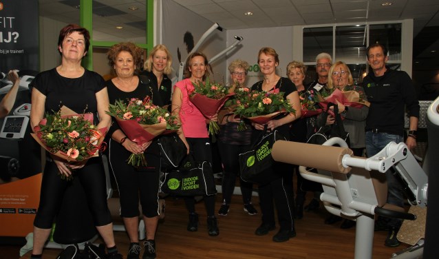 Gerdien en Jaap Hesselink en de aanwezige ereleden van hun 35-jarige sportschool. Foto: Liesbeth Spaansen