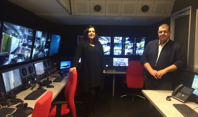 Ilse en Bennie Roozegaarde in hun nieuwe Mobiele Communicatie en Camera Unit met enorme overlegruimte waar, in verband met veiligheid, bezoekers goed in de gaten worden gehouden. Foto: Lotte Post