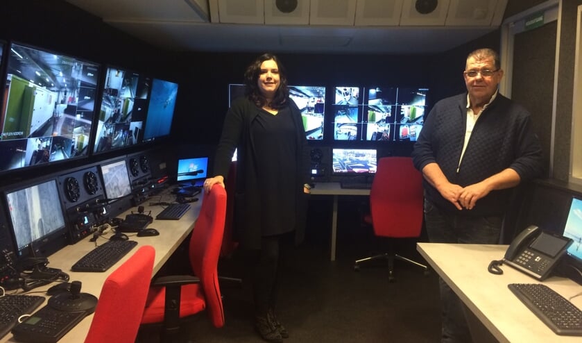Ilse en Bennie Roozegaarde in hun nieuwe Mobiele Communicatie en Camera Unit met enorme overlegruimte waar, in verband met veiligheid, bezoekers goed in de gaten worden gehouden. Foto: Lotte Post