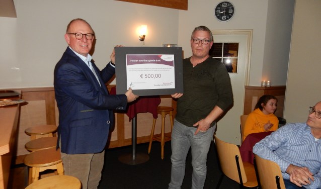 Hans Hartemink (links) en Martijn van Dijk met de cheque voor de Stichting Vrienden van Estinea. Foto: PR