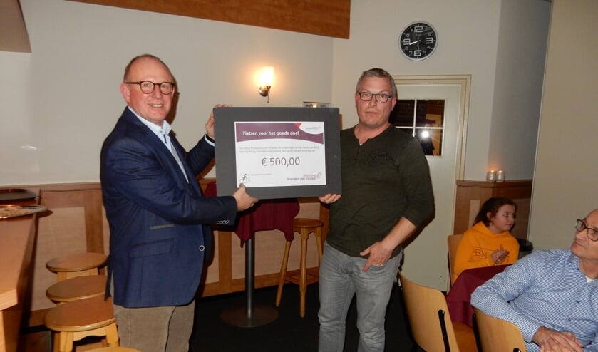Hans Hartemink (links) en Martijn van Dijk met de cheque voor de Stichting Vrienden van Estinea. Foto: PR