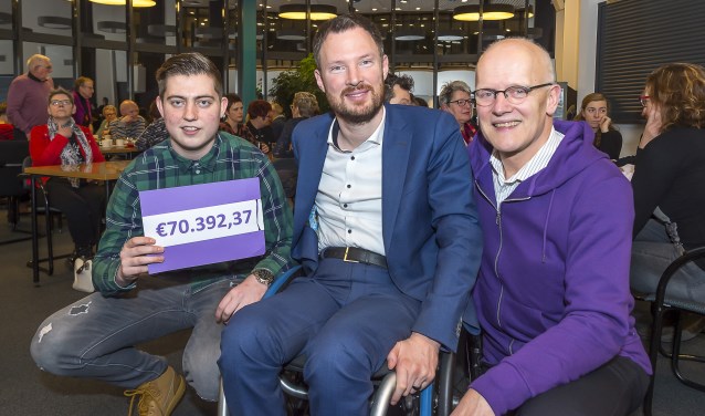 Timo Berendsen, Otwin van Dijk en Harrie Peters (vlnr) met de cheque met het eindbedrag. Foto: Henk van Raaij
