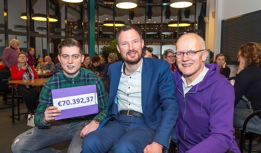 Timo Berendsen, Otwin van Dijk en Harrie Peters (vlnr) met de cheque met het eindbedrag. Foto: Henk van Raaij