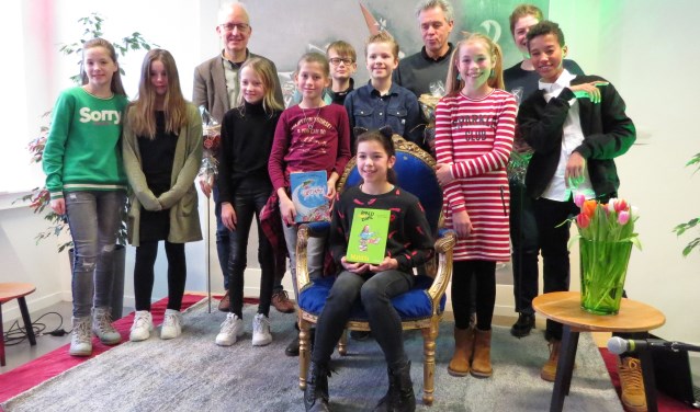 Voorleeswinnaar Estelle Visser met de deelnemers en de jury van de zaterdagmorgensessie in 't Brewinc in Doetinchem. Foto: Josée Gruwel