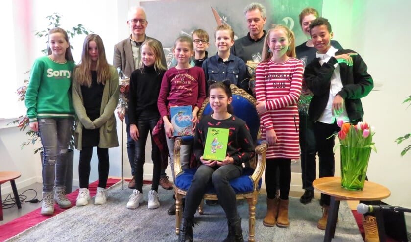 Voorleeswinnaar Estelle Visser met de deelnemers en de jury van de zaterdagmorgensessie in 't Brewinc in Doetinchem. Foto: Josée Gruwel