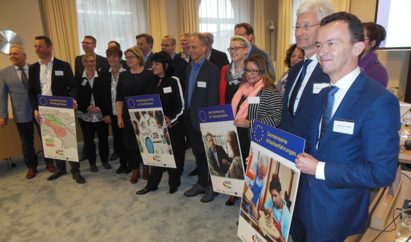 Vertegenwoordigers van de betrokken gemeenten in zowel Nederland als Duitsland geven in 's-Heerenberg het startsein voor het arbeidsproject Perspectief 360°. Foto: Eric Klop