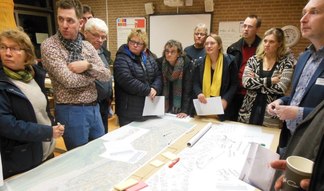 In een van de klaslokalen luistert een meedenkgroep naar wéér een idee dat Kanonsdijk en Weg naar Voorst een stuk leefbaarder moet maken. Foto: Eric Klop