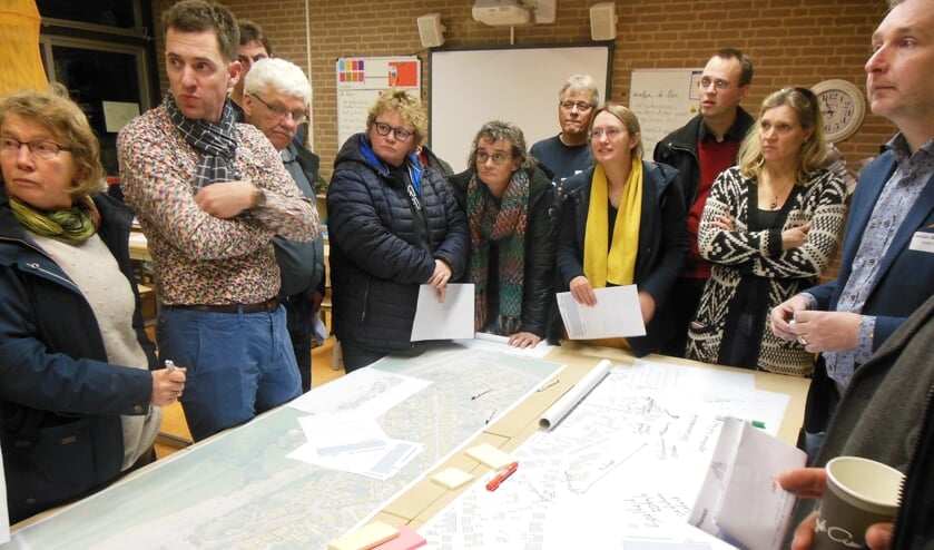 In een van de klaslokalen luistert een meedenkgroep naar wéér een idee dat Kanonsdijk en Weg naar Voorst een stuk leefbaarder moet maken. Foto: Eric Klop