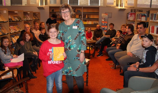Jule Looman heeft van Maril van Steenbergen haar prijs in ontvangst genomen. Foto: Lydia ter Welle