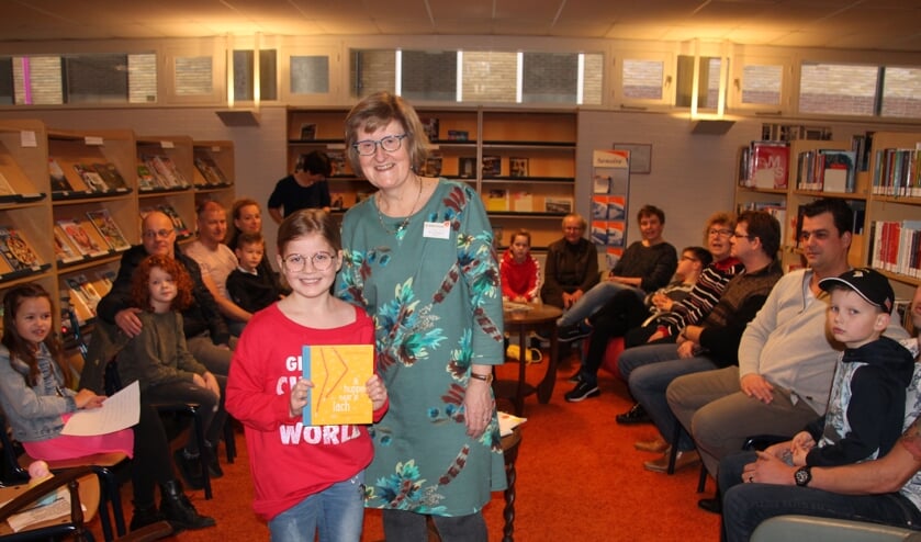 Jule Looman heeft van Maril van Steenbergen haar prijs in ontvangst genomen. Foto: Lydia ter Welle