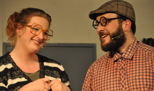 Roefie (gespeeld door Chantal Krabben) en professor Zoetebier (gespeeld door Barry Ikink). Foto: Joris ter Bogt