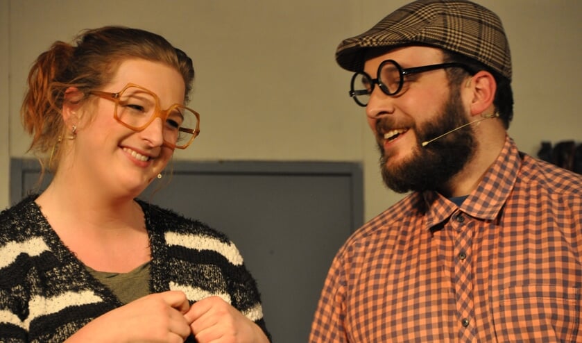 Roefie (gespeeld door Chantal Krabben) en professor Zoetebier (gespeeld door Barry Ikink). Foto: Joris ter Bogt