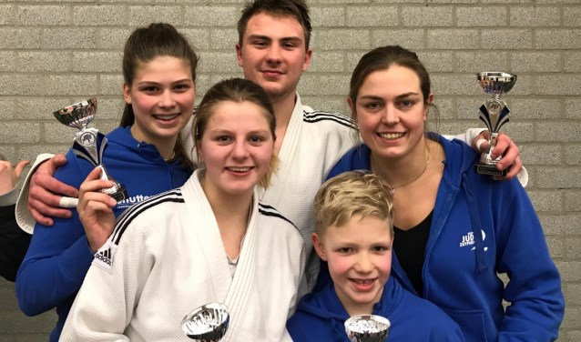 De judoka's van de selectie van Judo Zutphen met coach Martine Demkes. Foto: PR