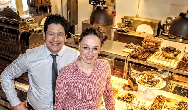 Magdalena Haverkamp runt met haar vriend Michael Bink chocolaterie Magdelena. Foto: Luuk Stam