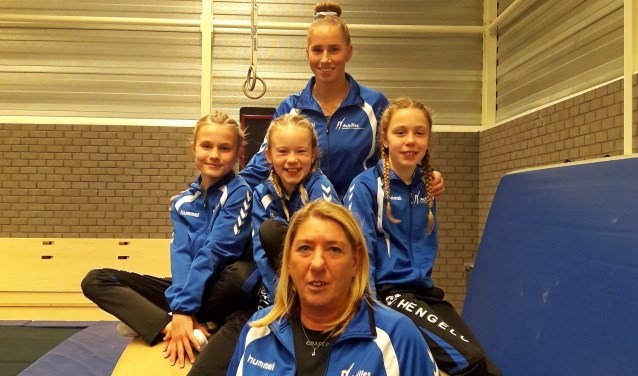 De turnsters van Achilles en hun trainster. Foto: PR